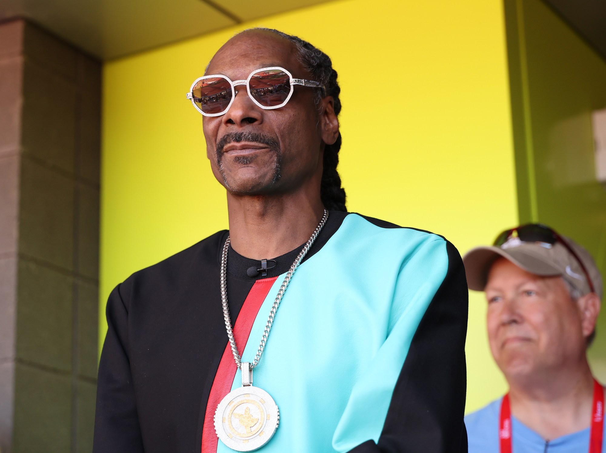 Snoop Dogg Mourns The Death Of His Cousin And Illustrator Darryl 'Joe ...