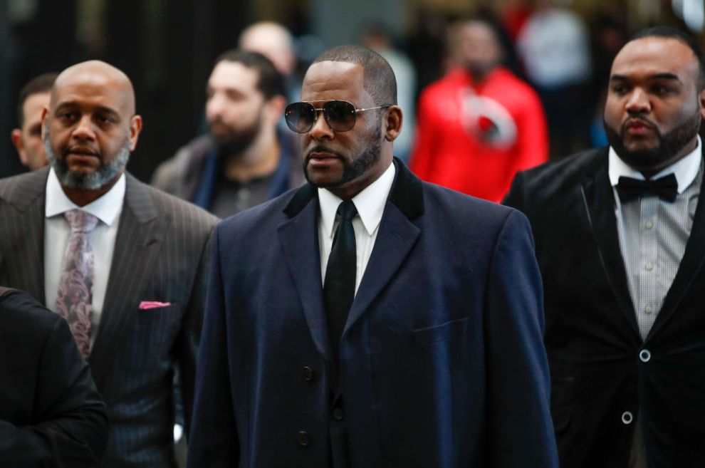 R. Kelly arrives for a hearing on sexual abuse charges at the Leighton Criminal Court Building on May 7, 2019 in Chicago, Illinois. - Kelly is charged with 10 counts of aggravated sexual abuse. (Photo by KAMIL KRZACZYNSKI / AFP)