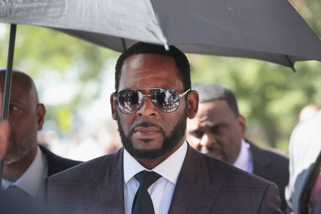 New R. Kelly Prison Photos Surface Online, Social Media Reacts